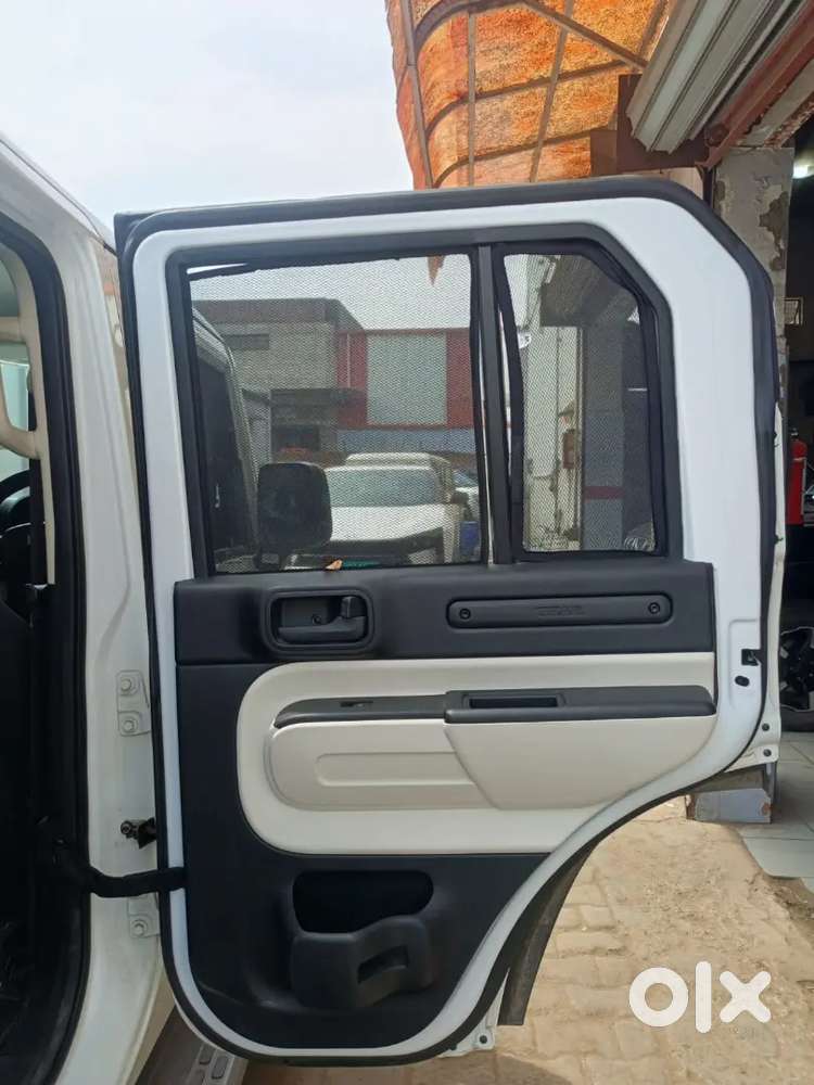 Thar Roxx Mx3 At With Mahindra Alloys