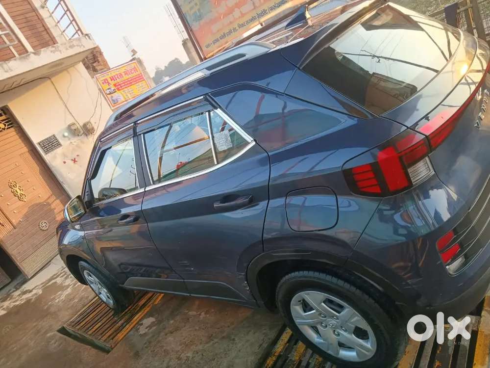 Hyundai Venue 2022 Petrol 40500 Km Driven