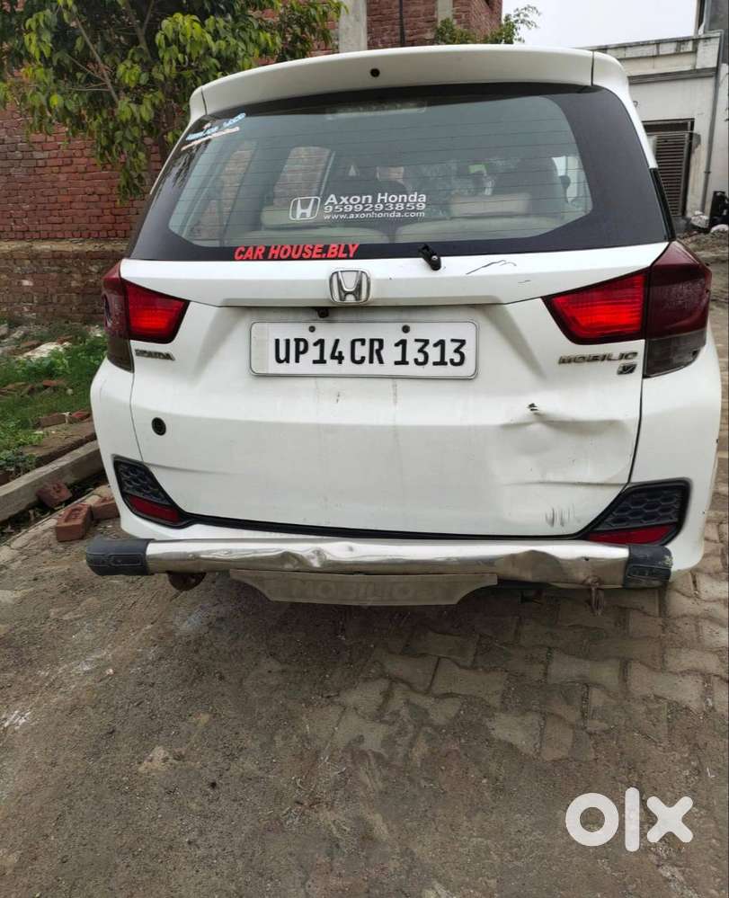 Good Car Average Of Car Is 20 -22 Km Per Litre In 7 Seater Very Good .