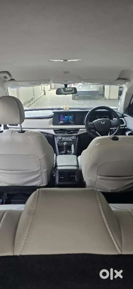 Mahindra Xuv700 Mx Mt 5-seater  1st Owner  27,000 Km  Excellent Con