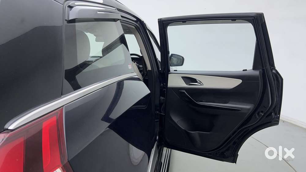 Mahindra Xuv700 2.0 Ax 7 Petrol At Str, 2023, Petrol