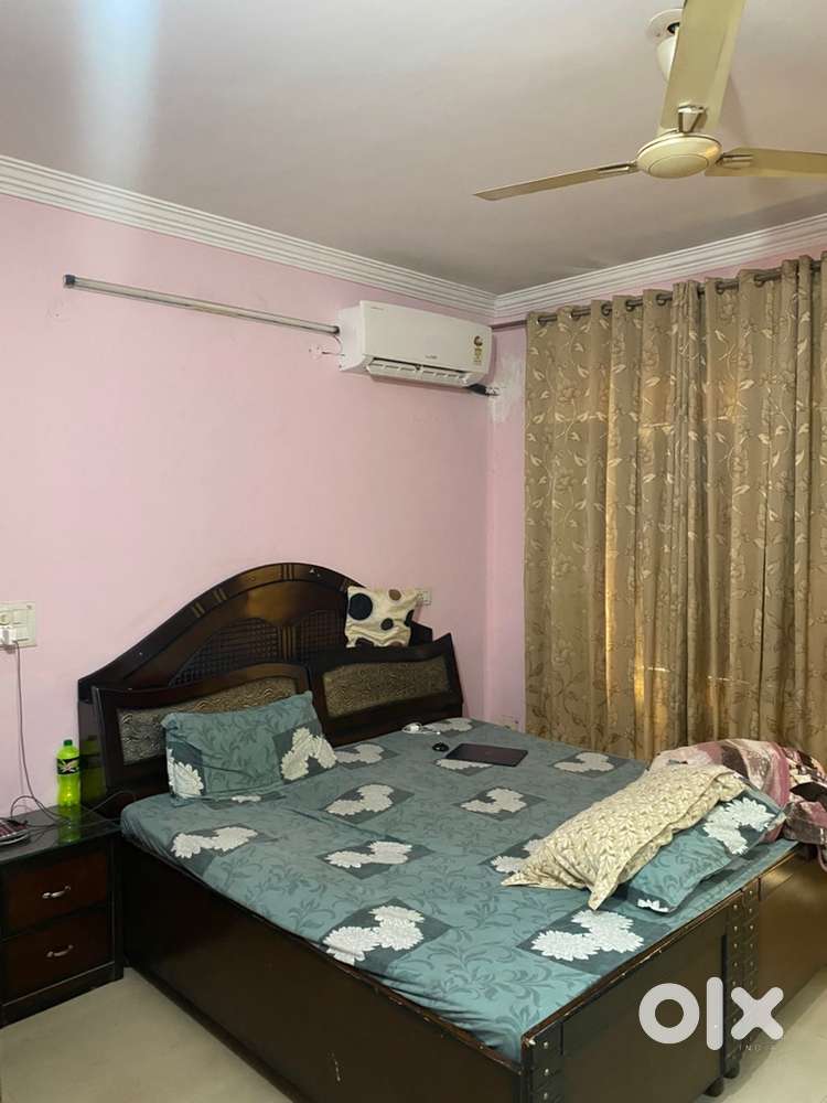 1 room available in 2bhk apartment