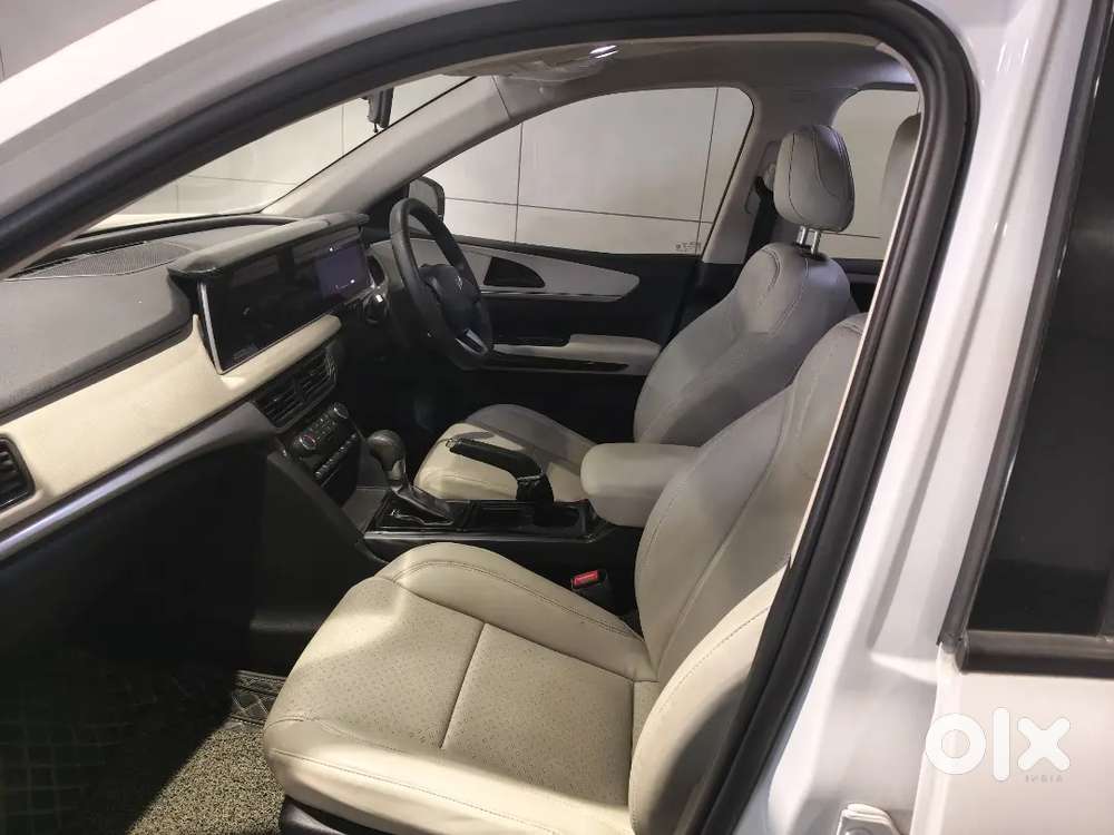 Mahindra Xuv700 Ax5 Model 2022 Diesel Automatic Driver 35000