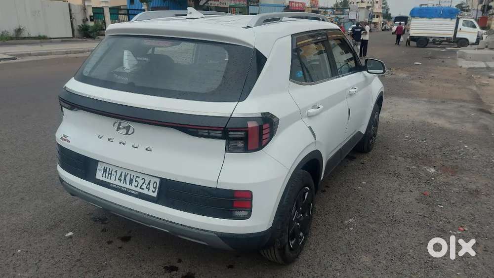 Hyundai Venue 2023 Petrol 18400 Km Driven