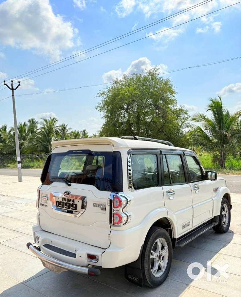 Mahindra Scorpio S10, 2015