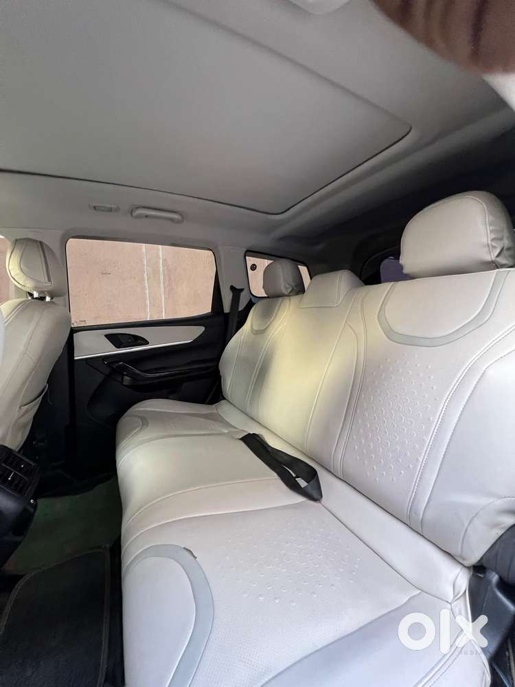 Mahindra Xuv700 2.0 Ax 5 Petrol At Str, 2022, Petrol