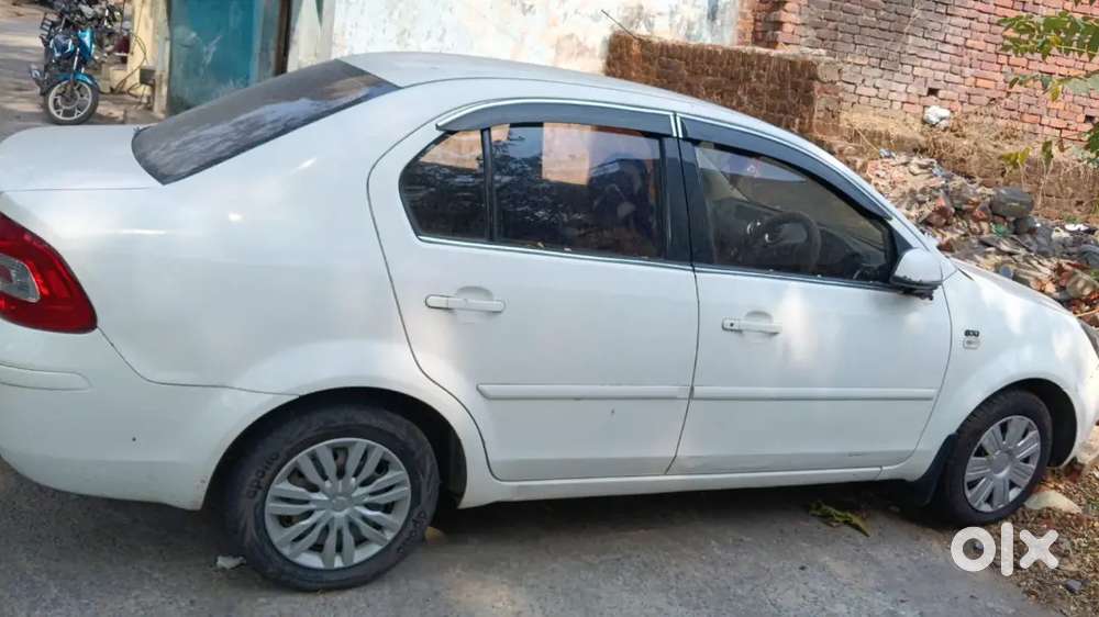 Ford Fiasta 1.6(white Color)