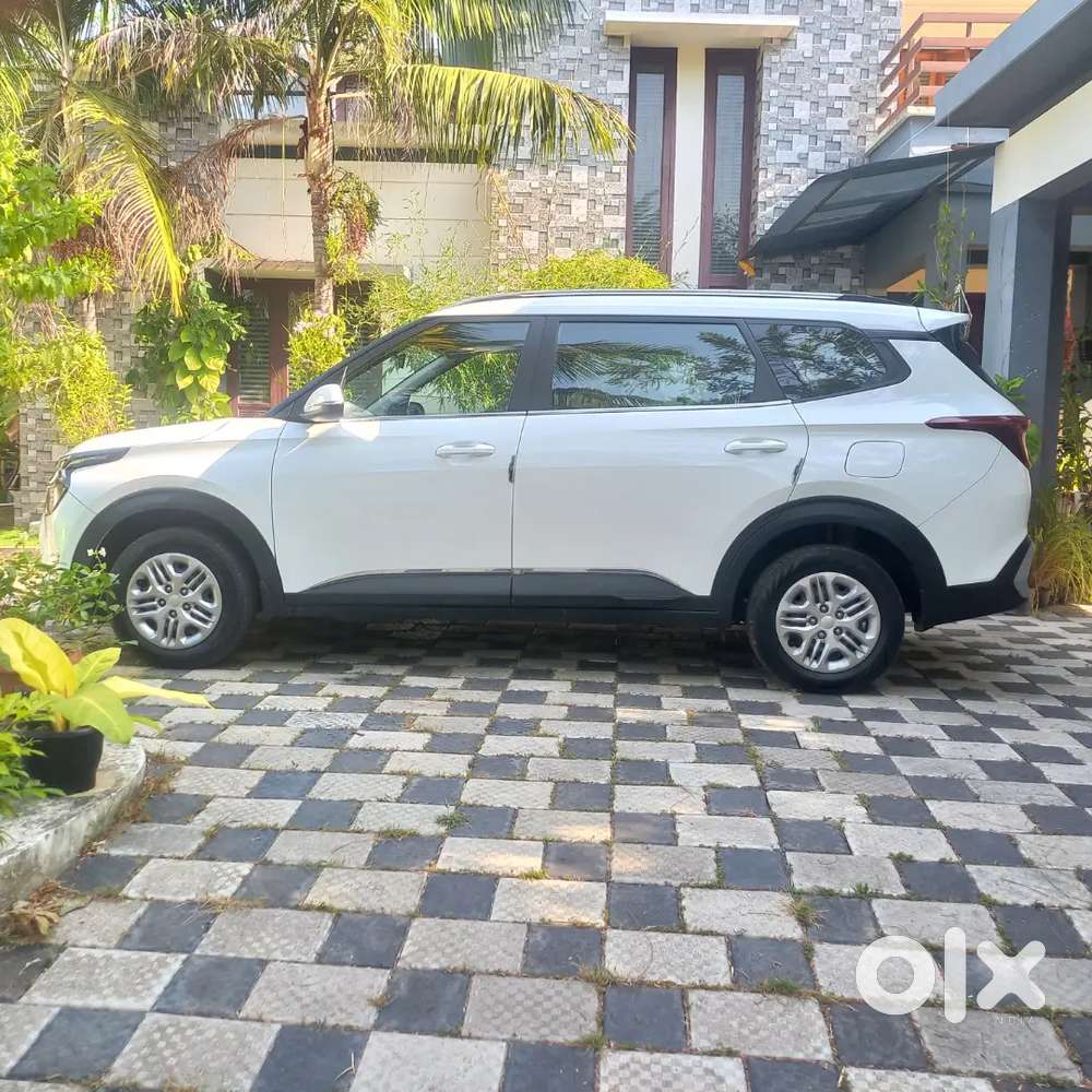 Kia Carens 2022 Petrol 15400 Km Driven Showroom Condition