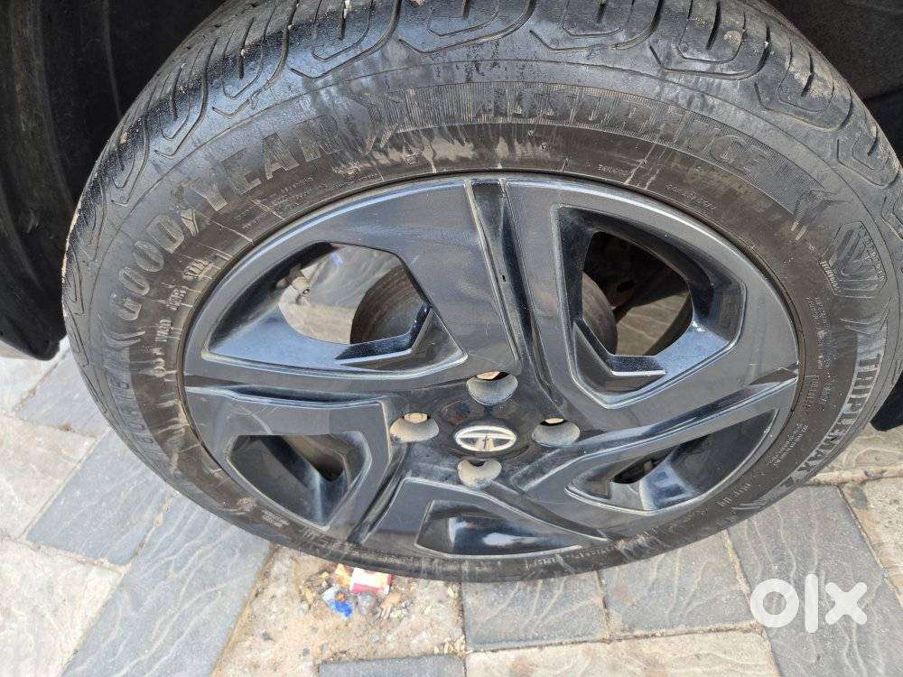 Tata Altroz 1.2 Xza Plus Dark Edition Dct, 2023, Petrol