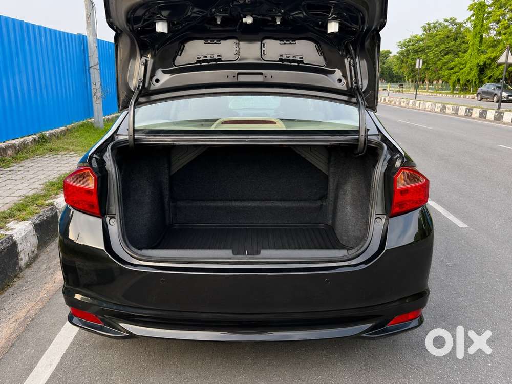 Honda City Zx (o)2015 With Sunroof Push Start Button Allowy Wheels