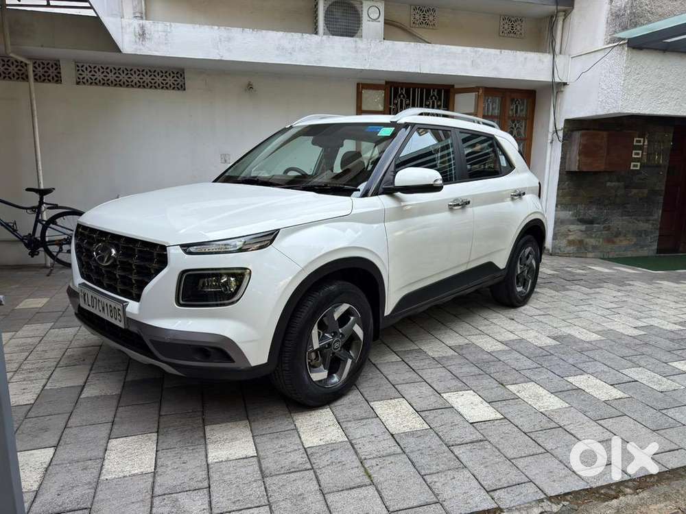 Hyundai Venue 2021 Petrol 18337 Km Driven Well Maintained