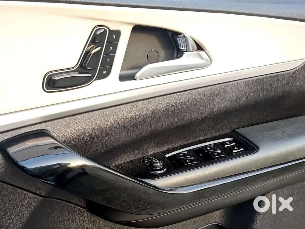 Mahindra Xuv700 2.0 Ax 7 Petrol At Str, 2022, Petrol