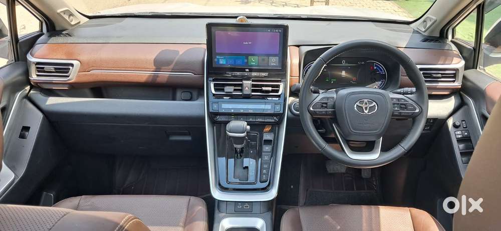 Toyota Innova Hycross