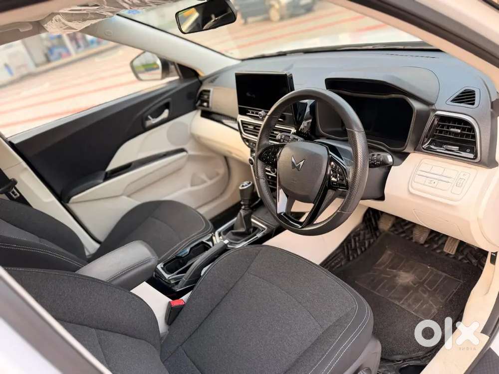 Mahindra Xuv 3xo Ax5 Petrol Mt  Single Owner Warranty Period