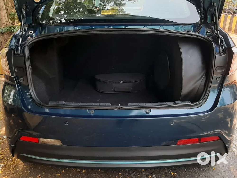 Lux Varient With Auto Headlight And Rain Sensing Wipers