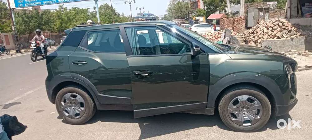 Mahindra Xuv 3xo 2025 Petrol Well Maintained