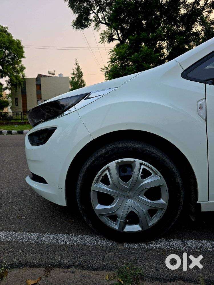 Tata Altroz 1.2 Xm Plus, 2025, Petrol