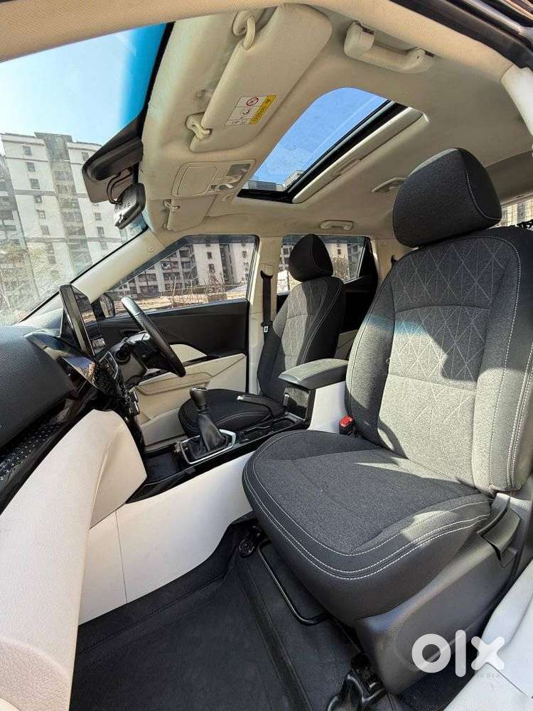 Mahindra Xuv 3xo Ax5 Pm Mt, 2024, Petrol