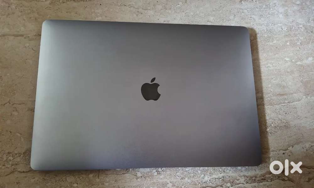 MacBook Pro 15 2017 16GB/512GB ~ 145 Cycle count~Mint - With Charger