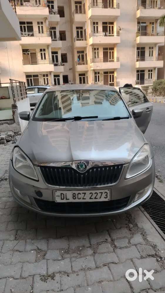 Skoda Rapid 2013 Petrol 85000 Km Driven Delhi Number