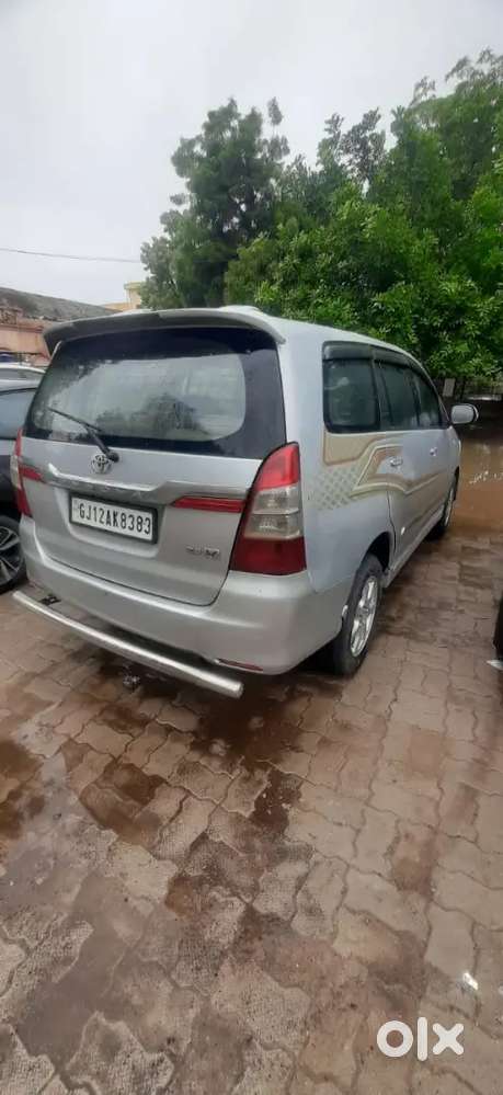 वेल मैनटैन इनोवा कार चालू हालत में है