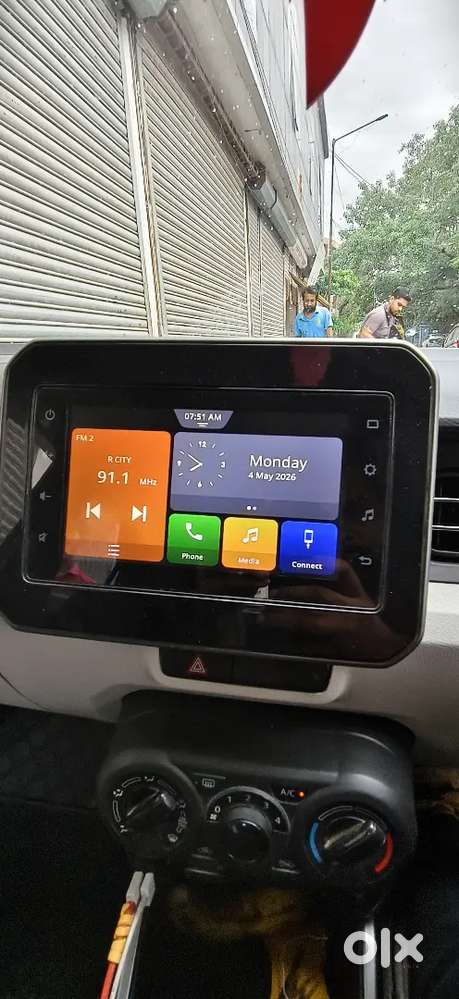 Features, Key Less Entry, Alloy Wheel, Music System