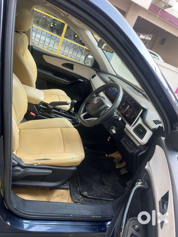 Mahindra Xuv700 2.0 Ax 5 Petrol Mt 7 Str, 2022, Petrol