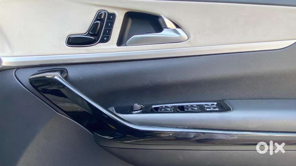 Mahindra Xuv700 2.0 Ax 7 Petrol At Str, 2021, Petrol