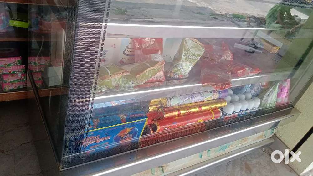 BAKERY GLASS DISPLAY COUNTER