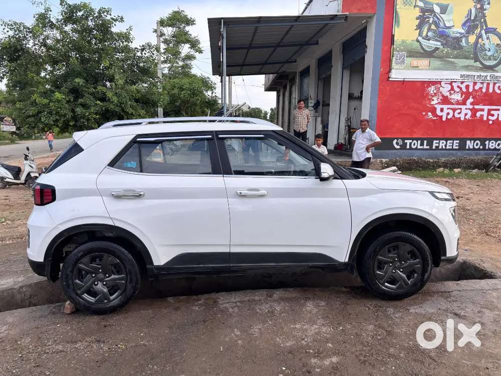 Hyundai Venue 2023 Petrol 50700 Km Driven
