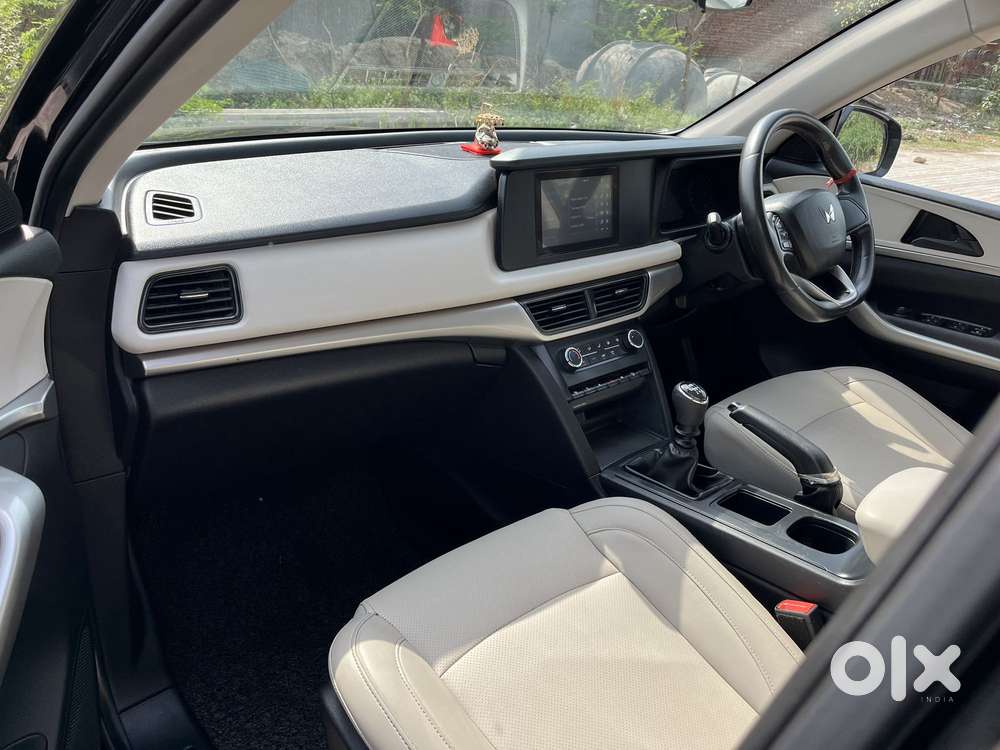 Mahindra Xuv700 Ax 5 Petrol Mt 7 Str (e), 2023, Petrol