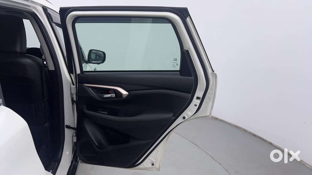 Maruti Suzuki Grand Vitara 1.5 Alpha Plus Intelligent Hybrid Ecvt, 2..