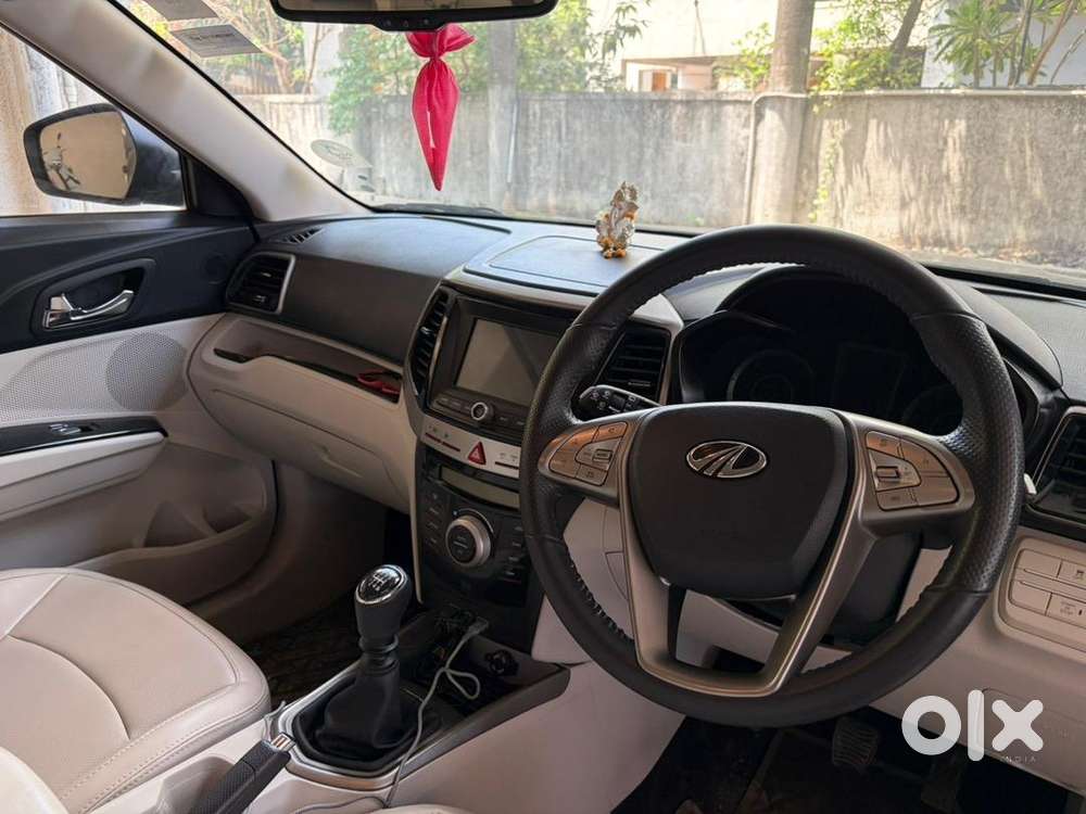 Xuv300 W8(o)  Diesel Manual - Sunroof  6- Airbags  Warrenty 2027