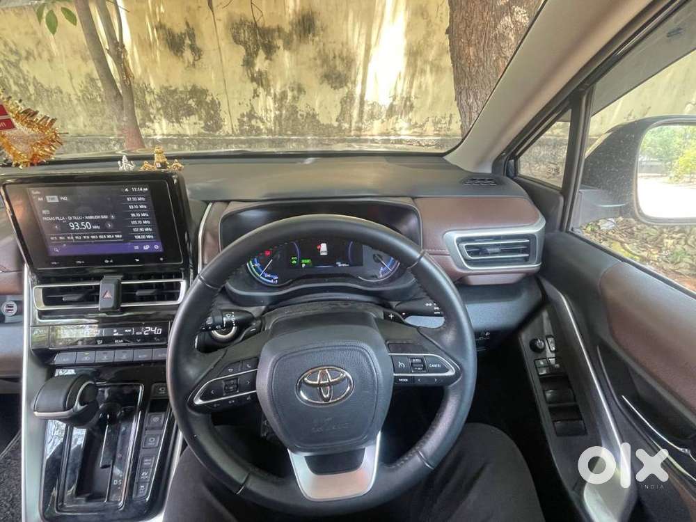 Toyota Innova Hycross (2023)