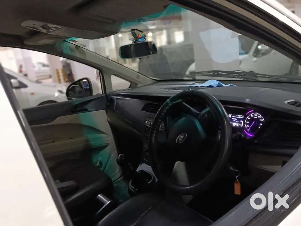 Mahindra 8 Seater Car