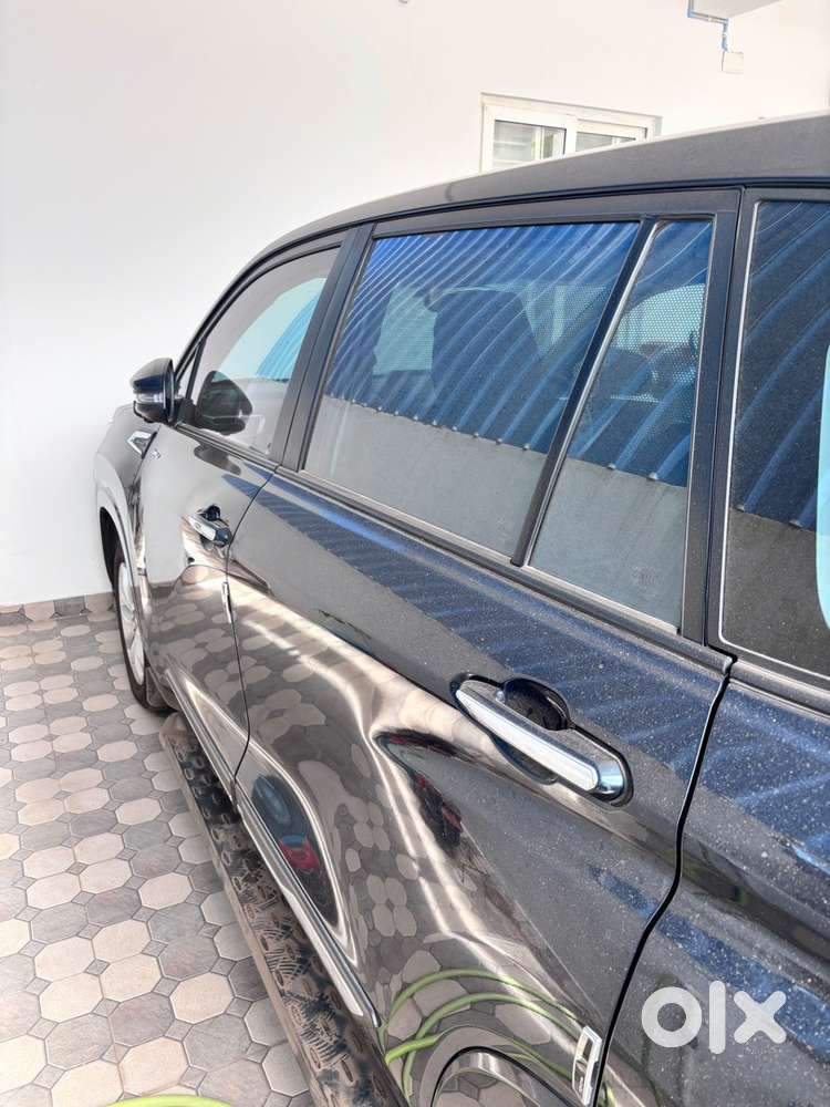 Toyota Innova Hycross 2025