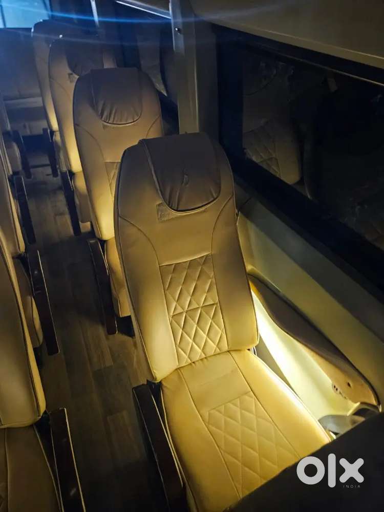 Force Traveller 17+1 Seater Ac