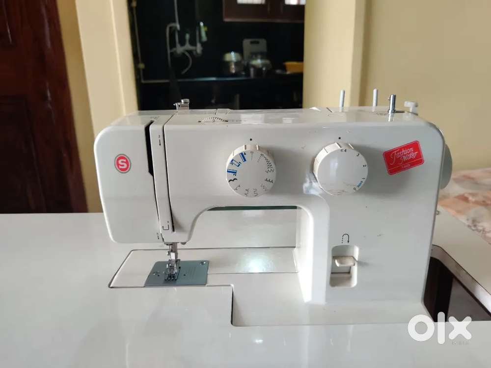 Singer electric sewing machine + table