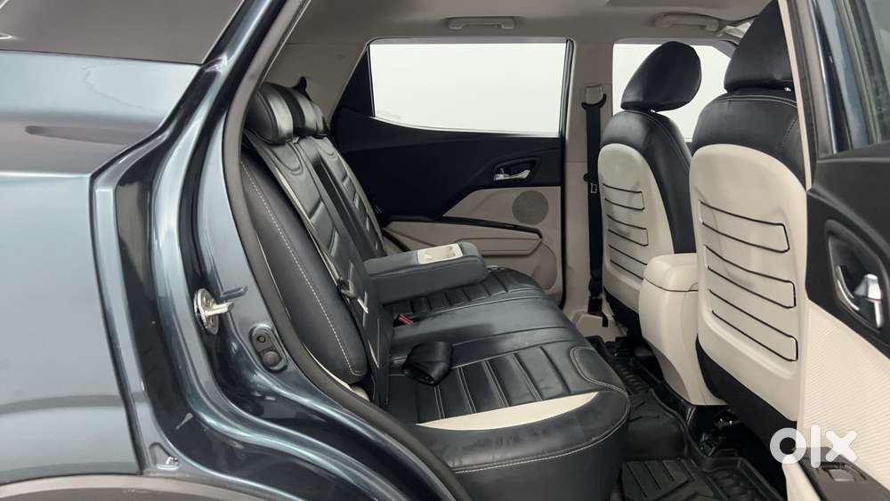 Mahindra Xuv300 1.2 W8 (o) Amt Petrol, 2023, Petrol