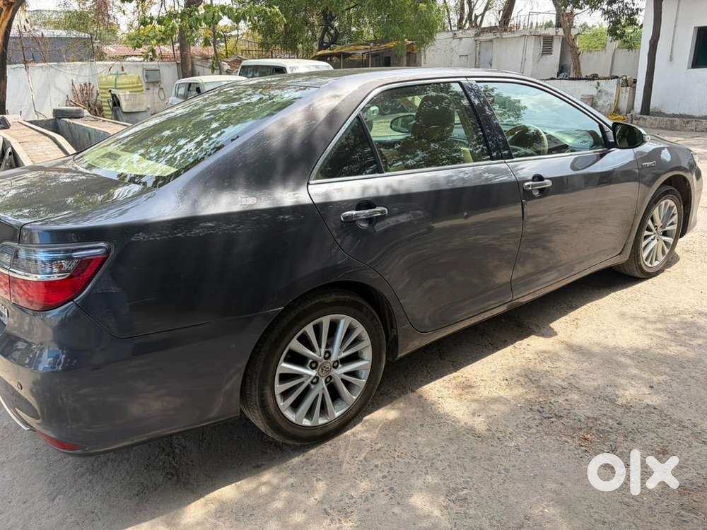 Immaculately Maintained Toyota Camry Hybrid