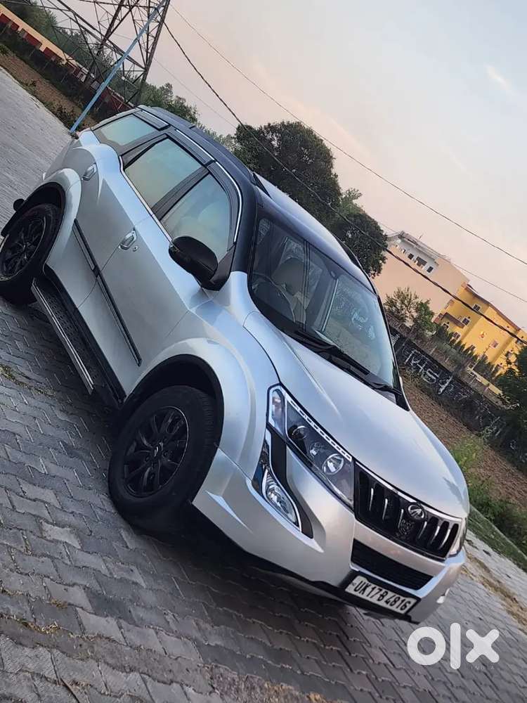 Mahindra Xuv W10 
Sunroof 
Electronic Seats 
Ac
Power Windows