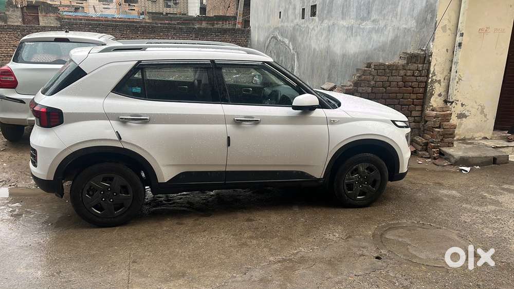 Hyundai Venue 2024 Petrol 18000 Km Driven