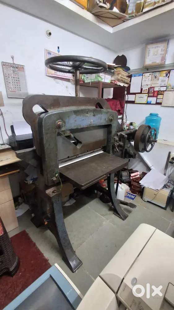 Paper cutting machine