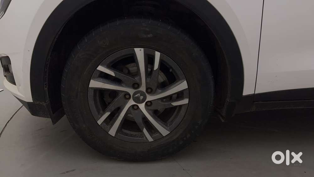Mahindra Xuv700 2.0 Ax 5 Petrol At Str, 2022, Petrol