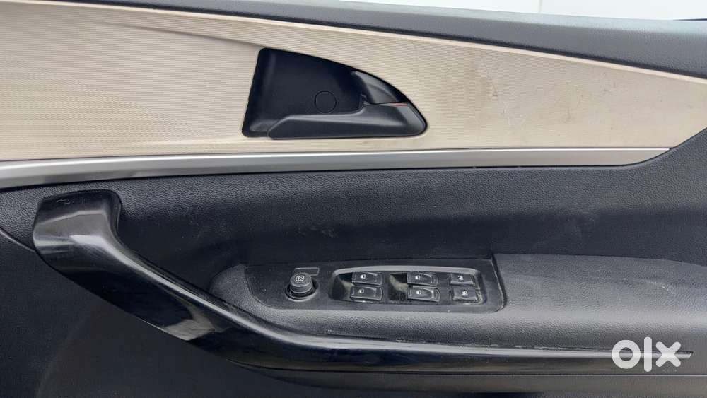 Mahindra Xuv700 2.0 Ax 5 Petrol Mt 7 Str, 2022, Petrol