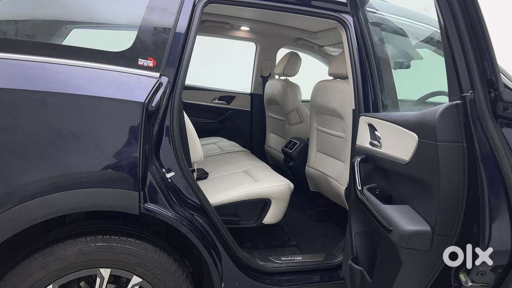 Mahindra Xuv700 2.0 Ax 7 Petrol At Str, 2023, Petrol