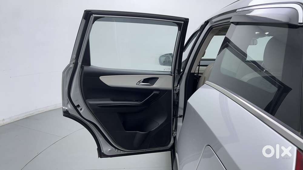 Mahindra Xuv700 2.0 Ax 7 Petrol At Luxury Pack Str, 2023, Petrol