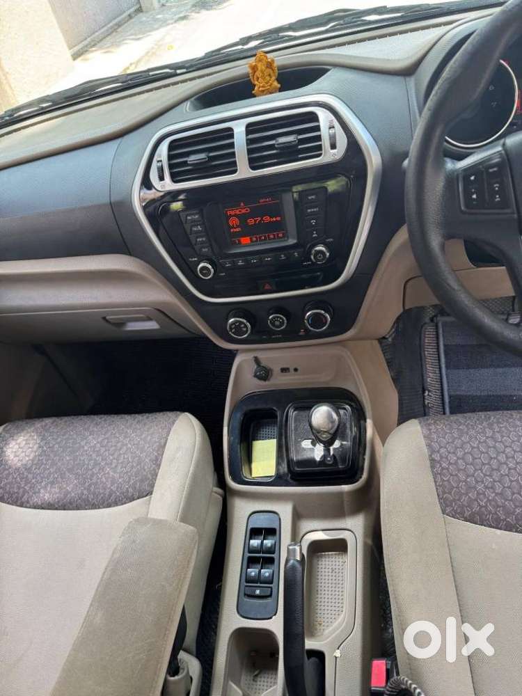 Mahindra Tuv 300 T10 Amt (automatic), 2018, Diesel