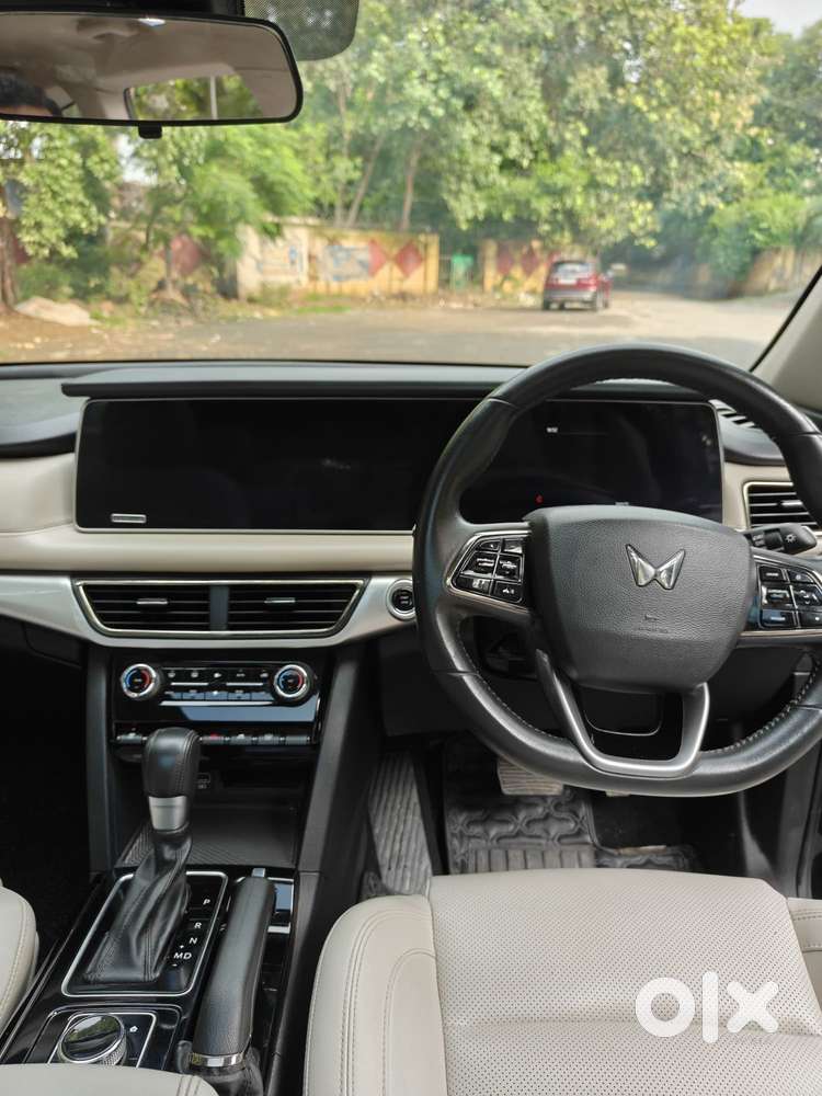 Mahindra Xuv700 2.0 Ax 7 Petrol At Str, 2024, Petrol