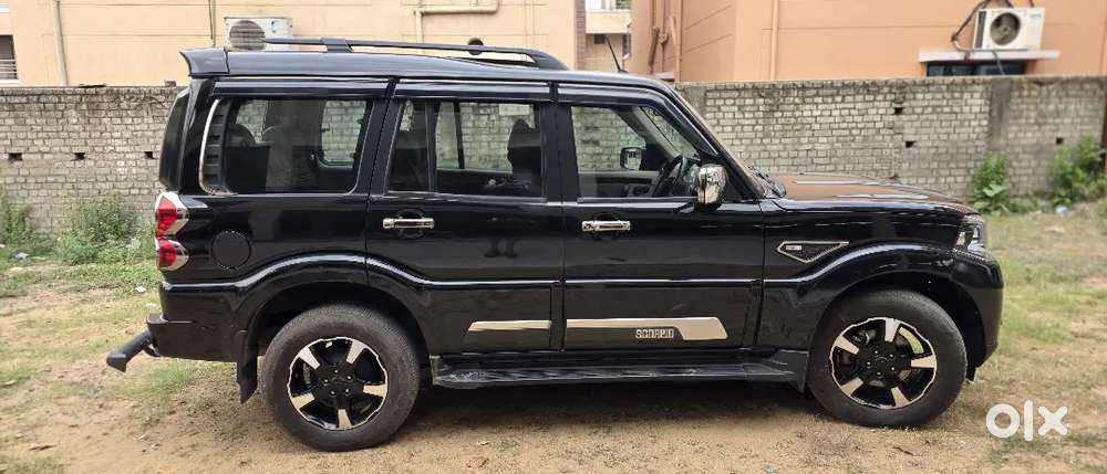 Mahindra Scorpio S11 Boss Edition Black Colour Captain Seat